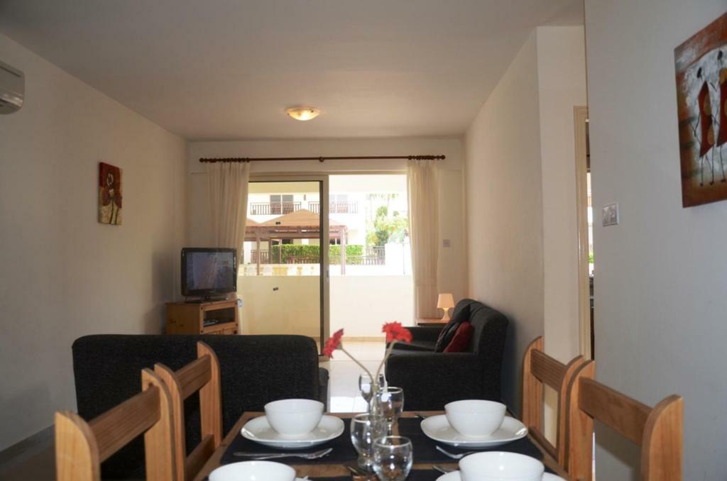 2 Bedroom Poolside Apartment E9 Peyia Exterior photo
